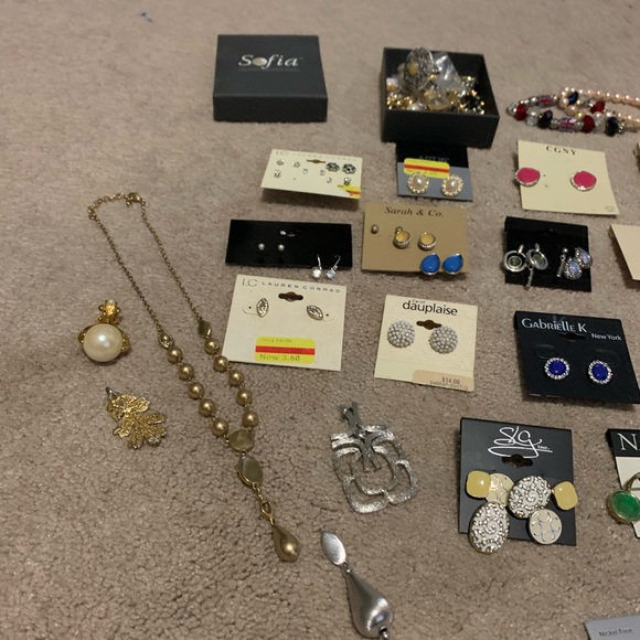Mixed jewelry lot earrings, necklaces, bracelets, pendants small box of unsorted - Picture 3 of 6